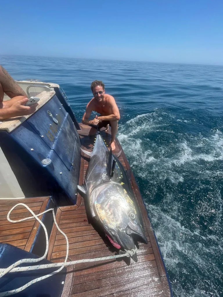 Pescador junto a su atún en la popa del Le Flot Riant V tras una jornada de pesca de altura en Estepona