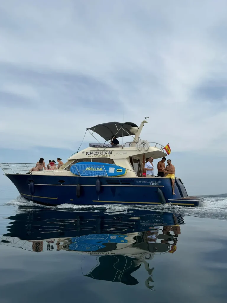 El Le Flot Riant V navegando con un grupo a bordo frente a Estepona, barco privado para eventos y celebraciones