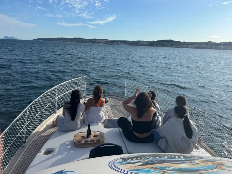 Grupo de amigas en la proa del Le Flot Riant V navegando frente a la costa de Estepona