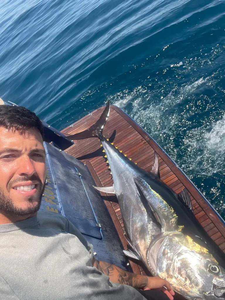 Pescador sonriente con su atún a bordo del Le Flot Riant V en un charter de pesca en Estepona