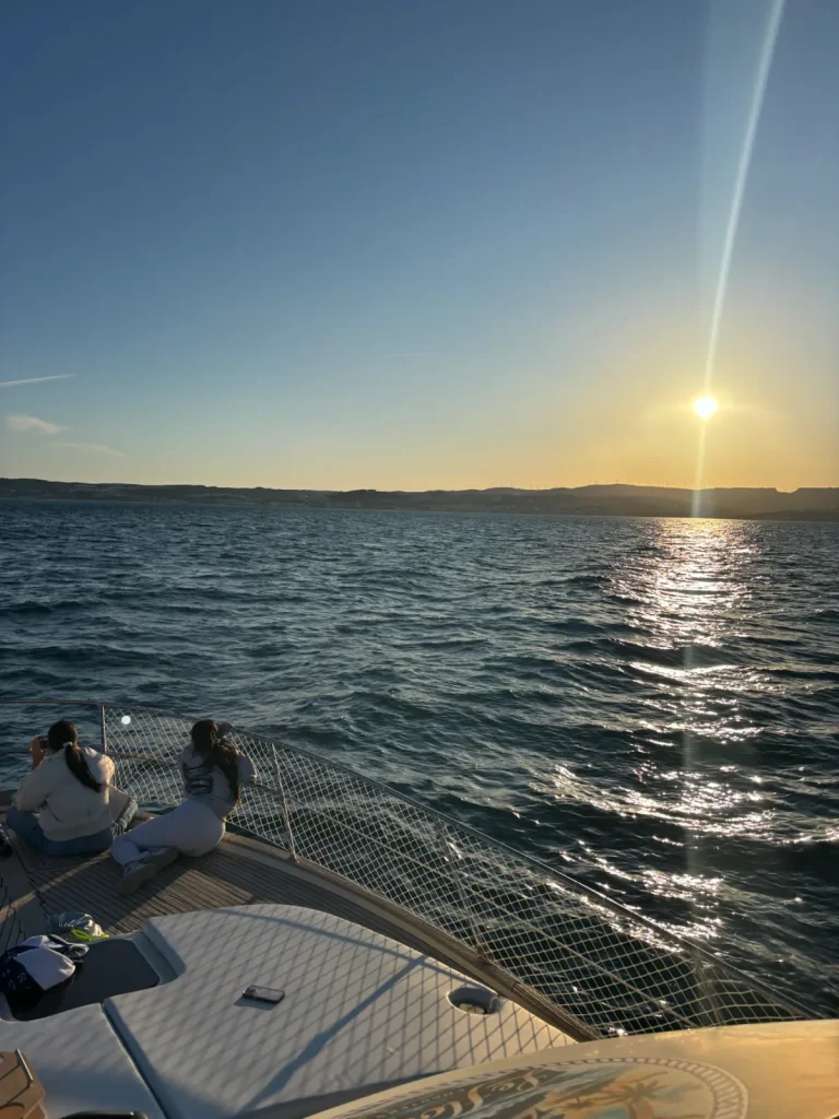 El sol baja hacia el horizonte sobre el Mediterráneo, visto desde la proa del Le Flot Riant V en Estepona